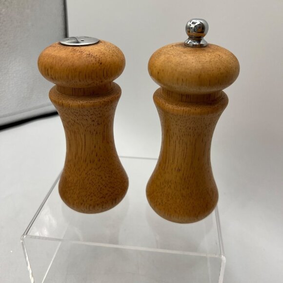 Mr. dudley Vintage Wooden Salt Pepper Grinder Shaker - Picture 7 of 7